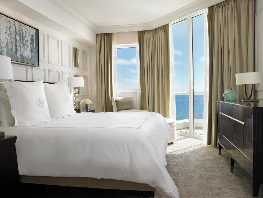Deluxe One-Bedroom Suite - Oceanfront interior